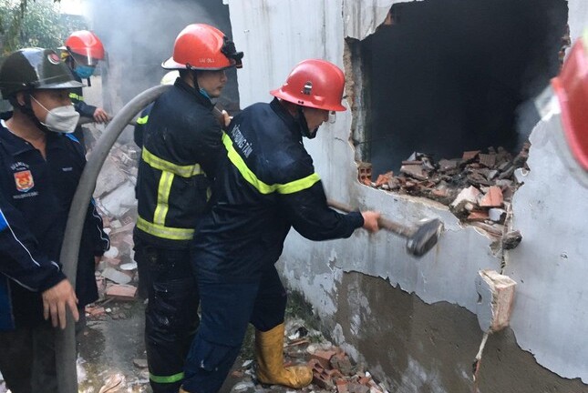 Hiện trường ngổn ngang vụ cháy kho phế liệu lúc rạng sáng, gần 100 người dập lửa