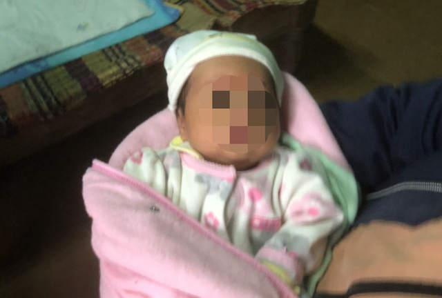 Bé gái 2 tháng tuổi bị bỏ rơi trước cổng chùa ở Thừa Thiên - Huế: Không có giấy tờ đi kèm