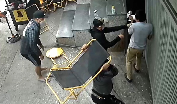Vụ một giám đốc ở TP.HCM bị côn đồ đánh hội đồng: Camera ghi lại gì?