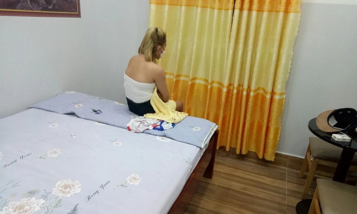 Tin tức pháp luật ngày 6/1: Nữ tiếp viên quán cà phê kích dục cho khách với giá 