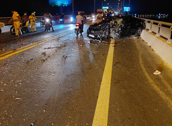 Ô tô và xe máy tông nhau kinh hoàng tối khuya, 2 người bị thương nặng