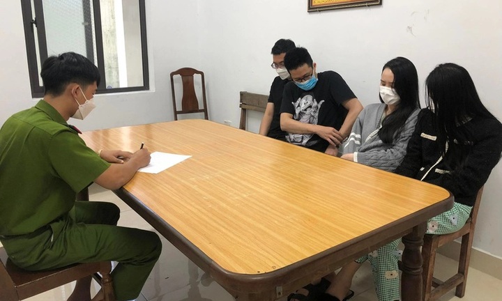 Tin tức pháp luật ngày 9/1: Bắt quả tang nhóm nam thanh nữ tú 