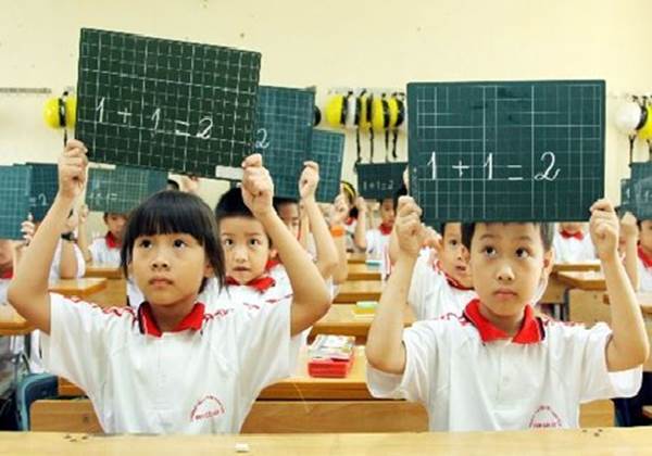 Khoảng 7.500 học sinh tiểu học ở TP.HCM rút học bạ về quê