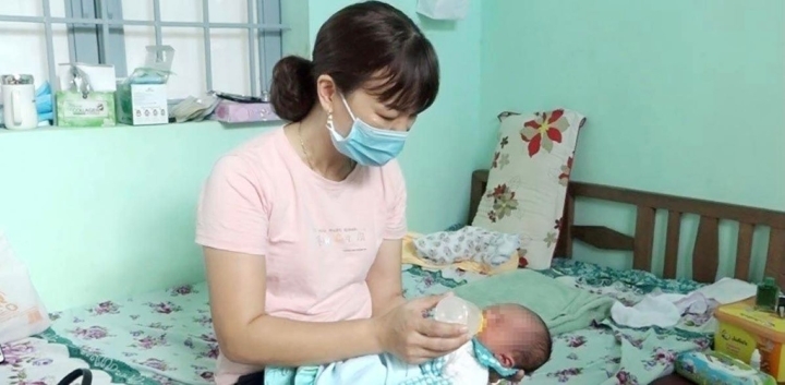 Xót xa bé trai sơ sinh nặng 3,2kg bị bỏ rơi ngoài nghĩa trang: Bị bỏ trong núi nilon màu đen