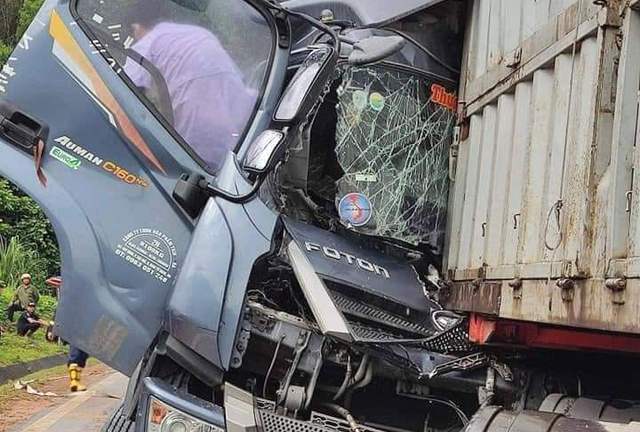 Quảng Ninh: Container tông trực diện xe tải chở axit, 2 tài xế bỏng nặng