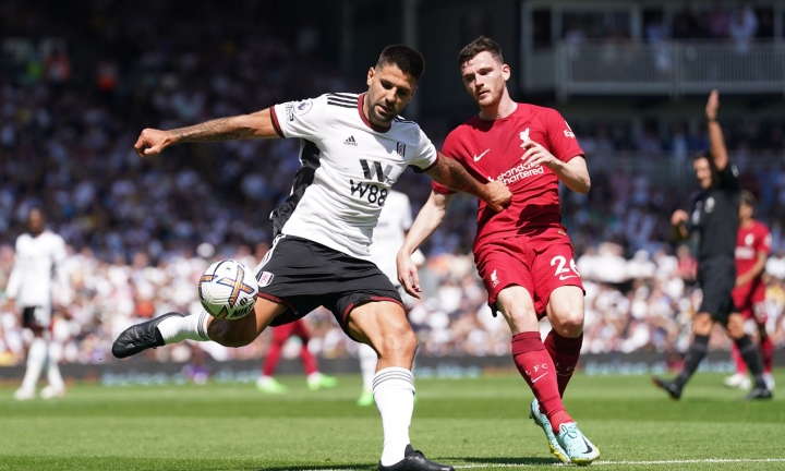 Tottenham mở đại tiệc, Liverpool chật vật gỡ hòa đội mới lên hạng