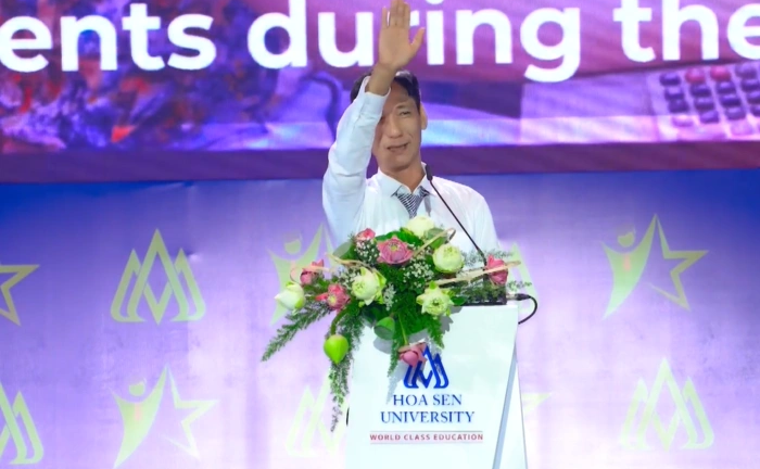 Lời nhắn của người cha với con gái bị câm điếc bẩm sinh trong lễ tốt nghiệp