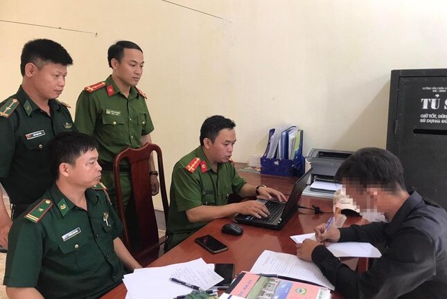 Người bố trói tay, treo con gái lên trần nhà: Hành động lúc trong người có hơi men