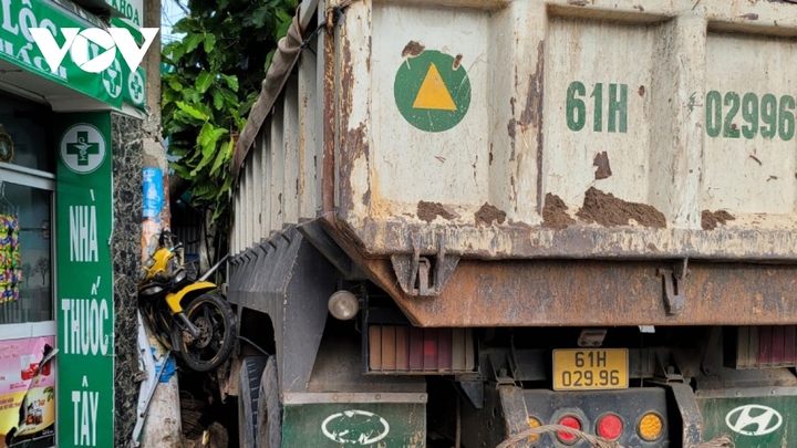 Tin tức tai nạn giao thông mới ngày 10/8: Hàng loạt xe máy bị xe ben húc văng, nhiều người bị thương
