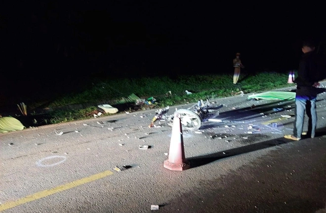 Tin tức tai nạn giao thông mới ngày 11/8: Xe máy vỡ nát sau va chạm với ôtô khách, 3 người chết