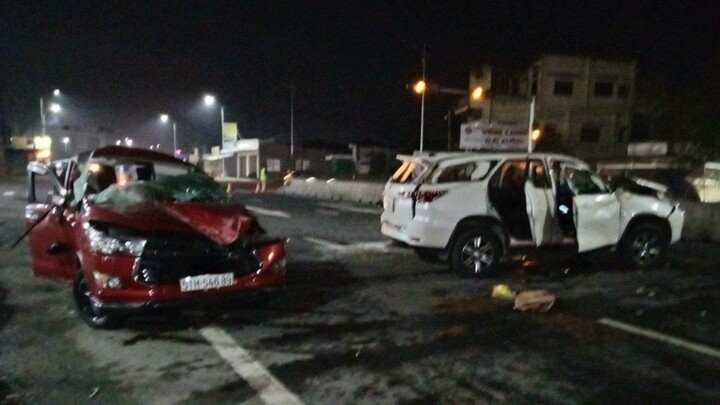 Ôtô 7 chỗ lộn nhiều vòng trên quốc lộ, tài xế văng khỏi xe tử vong