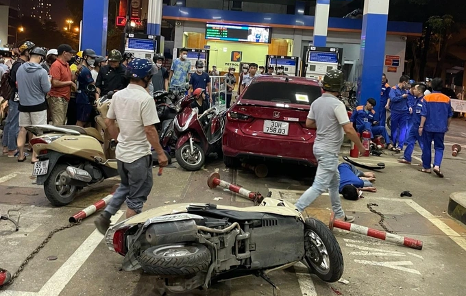 Nhân chứng vụ ô tô tông 8 người ở cây xăng Hà Nội: Chiếc xe lao vào khiến nhiều người không kịp chạy