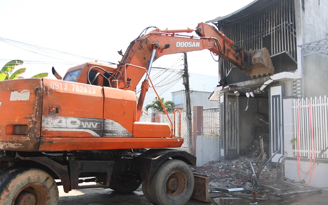 Vụ 3 mẹ con mắc kẹt trong ngôi nhà bị cháy: Điều xe cẩu phá tường tìm kiếm nạn nhân