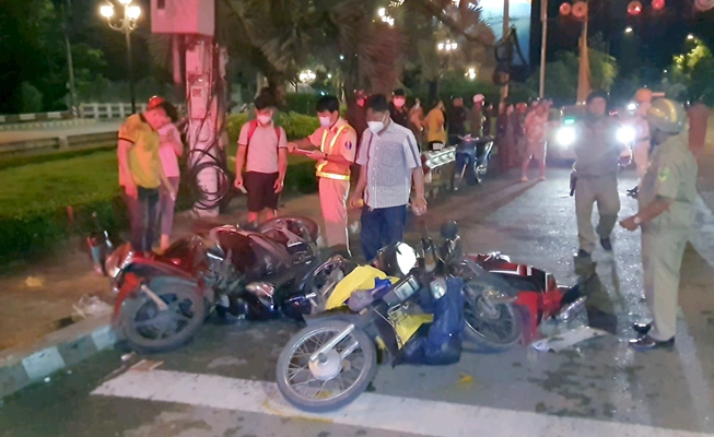 Vụ ô tô tông hàng loạt xe máy dừng đèn đỏ: Tài xế có nồng độ cồn cao
