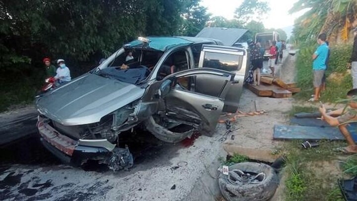 Xe tải gỗ lọt mương, 2 anh em thương vong: Tài xế 17 tuổi, chưa có bằng lái xe