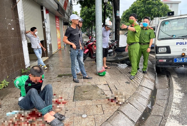 Hà Nội: Bắt giữ tên trộm mặc đồng phục Grab mang theo 2 dao găm và nhiều vam phá khoá