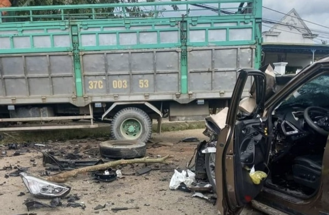 Vụ nữ tài xế mắc kẹt trong ghế lái ôtô sau tai nạn: Người dân dùng xà beng giải cứu