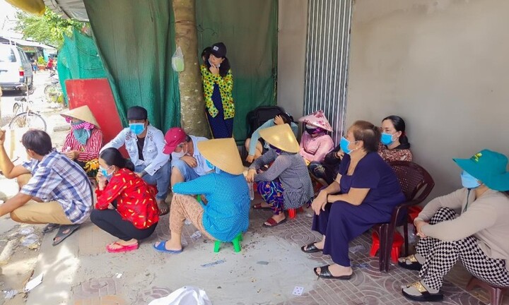 Bắt quả tang 12 bà cùng 3 ông ngồi 