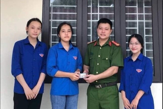 Đi tặng quà trung thu nhặt được gần 14 triệu đồng, 3 nữ sinh trình báo công an