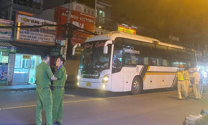 Ngã vào điểm mù của xe khách, thanh niên 28 tuổi bị cán tử vong