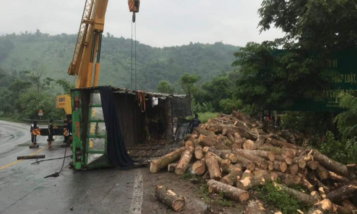 Xe tải mất lái rồi lật ngang trong đêm, 2 người thương vong