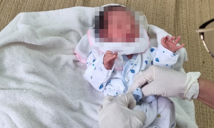 Bé gái bị bỏ rơi trong túi màu đen trước nhà dân ở Hà Nội