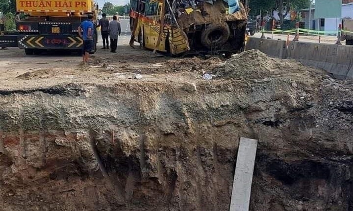 Tin tức tai nạn giao thông mới ngày 9/9: Xe khách chở 33 người lao xuống kênh mương đang thi công