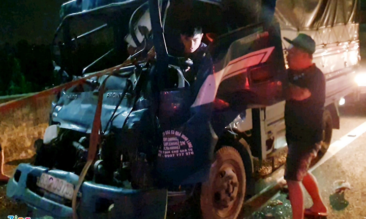 Hai xe tải va chạm trên cao tốc TP.HCM - Trung Lương, tài xế kẹt trong cabin