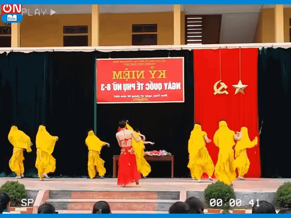 Dàn nam sinh khuấy động sân trường với điệu múa Ấn Độ nhưng nhìn trang phục 