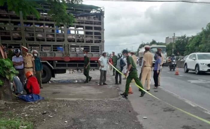 Tin tức tai nạn giao thông mới ngày 24/9: Va chạm giữa xe ôtô chở lợn và xe môtô, 1 người tử vong