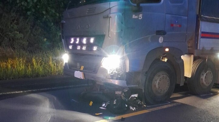 Tông trực diện xe tải lúc rạng sáng, đôi nam nữ tử vong thương tâm