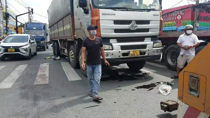 Tin tức tai nạn giao thông mới ngày 25/9: Hai người phụ nữ bị cuốn vào gầm xe tải ở TP.HCM