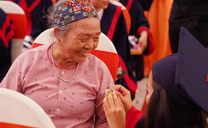 Cháu gái bật khóc nức nở khi bà nội 83 tuổi vượt hơn 1.500 km dự lễ tốt nghiệp đại học