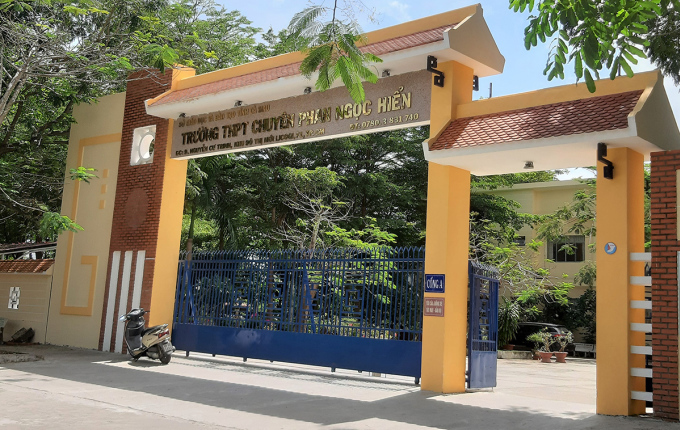 Hiệu trưởng nói gì về thông tin trường chuyên ở Cà Mau cho học sinh nhuộm tóc, thoa son?