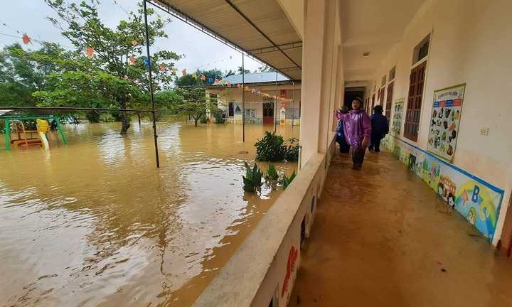 Nghệ An: Gần 300 trường cho học sinh nghỉ học vì nước lũ dâng cao