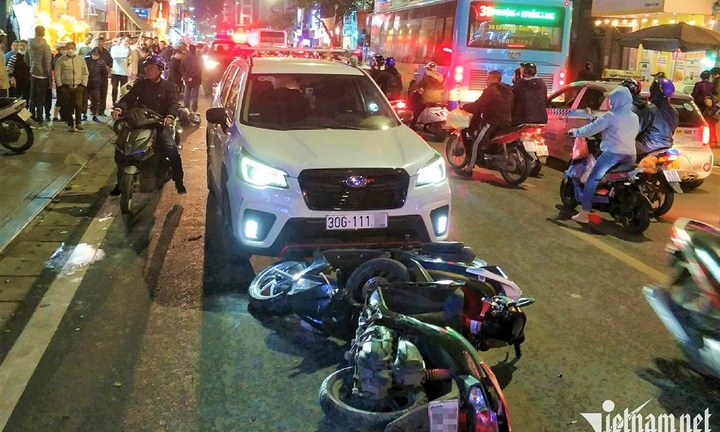 Tin tức tai nạn giao thông mới ngày 11/12: Ô tô gây tai nạn liên hoàn, đâm 10 xe máy trên phố ở Hà Nội