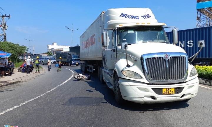 Tin tức tai nạn giao thông mới ngày 14/12: Người phụ nữ bị cuốn vào gầm xe container