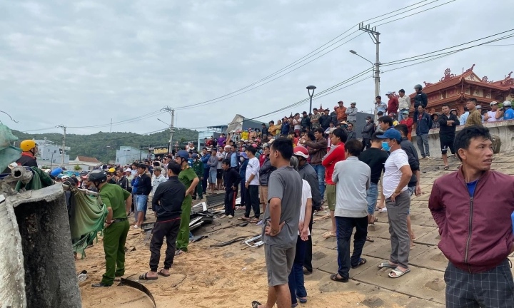 Xe trộn bê tông tuột phanh lao ra biển, 3 người thương vong