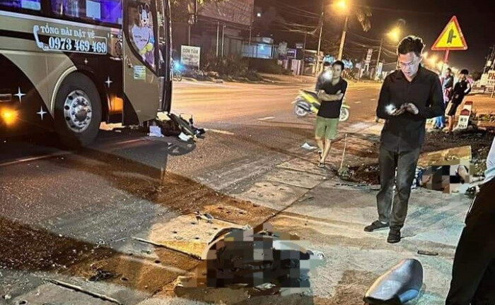 Tin tức tai nạn giao thông mới ngày 22/12: Xe khách va chạm xe máy, hai thanh niên tử vong tại chỗ