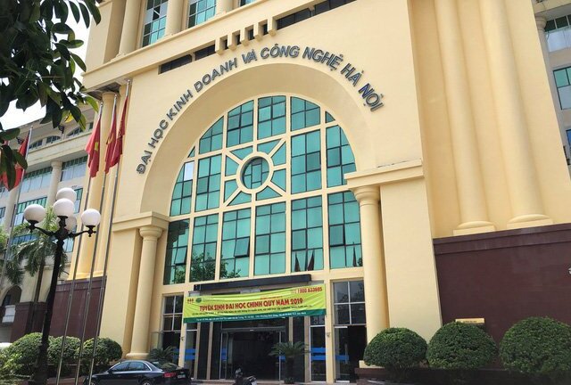 Vụ trường ĐH in pano nền cờ nước ngoài không phù hợp: Bộ GD&ĐT nói gì?
