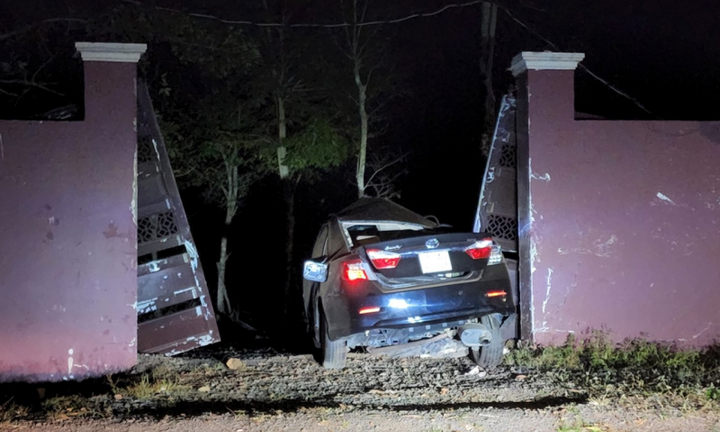 Ô tô Camry húc cổng nhà dân lúc rạng sáng, 2 người tử vong thương tâm