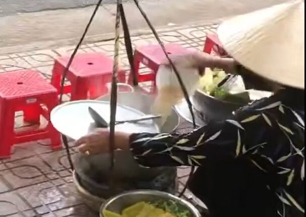 Người bán hàng rong trong clip đổ thức ăn thừa vào nồi nước lèo bị phạt bổ sung