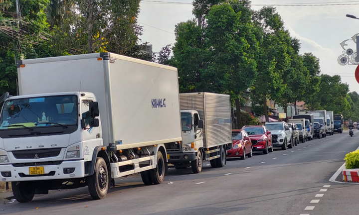 Nhiều xe ở Sóc Trăng xếp hàng dài chờ đăng kiểm, nguyên nhân do đâu?