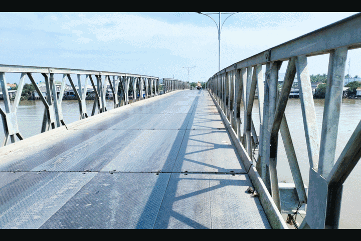 Bến Tre: Tìm kiếm tài xế xe tải mất tích khi nhảy xuống sông cứu bé trai