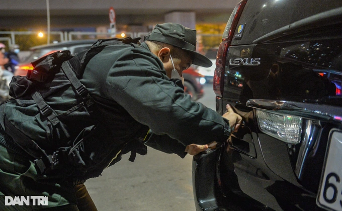 Bị kiểm tra nồng độ cồn, người đàn ông lái xe Lexus nói