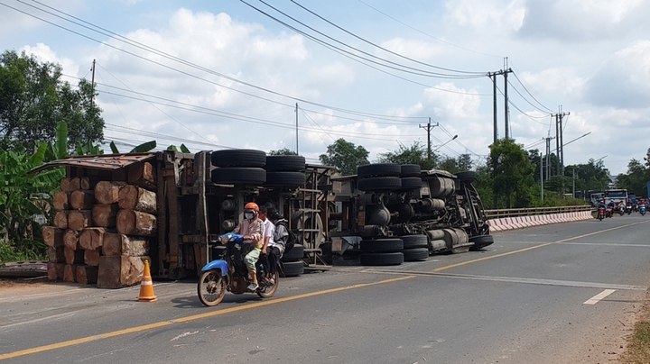 Tin tức tai nạn giao thông mới ngày 14/1: Xe container chở gỗ lật khiến 4 người bị thương ở Bình Phước