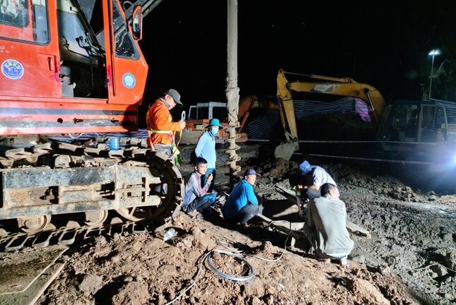 Vụ bé trai rơi xuống trụ bê tông sâu 35m ở Đồng Tháp: Vì sao chưa đưa được thi thể lên mặt đất?
