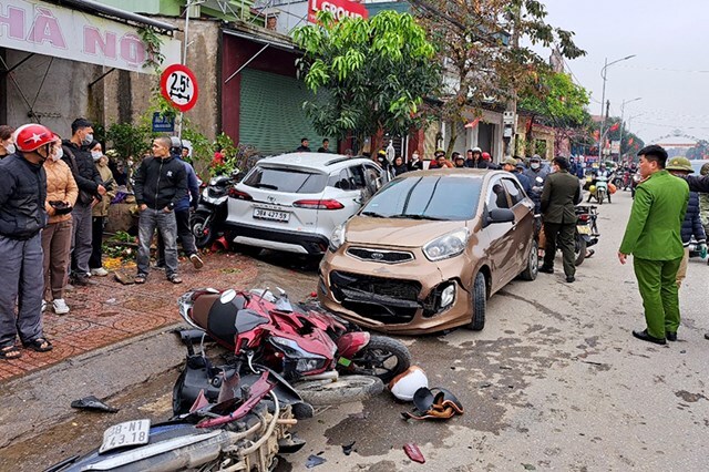 Hà Tĩnh: Toyota Cross mất lái, đâm liên hoàn 8 phương tiện