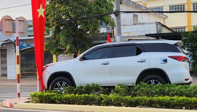 Tài xế đột quỵ trong ô tô trên phố sáng 30 Tết: Người dân đập kính giải cứu