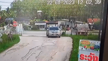 Video: Khoảnh khắc xe bán tải bị tàu hỏa tông kinh hoàng